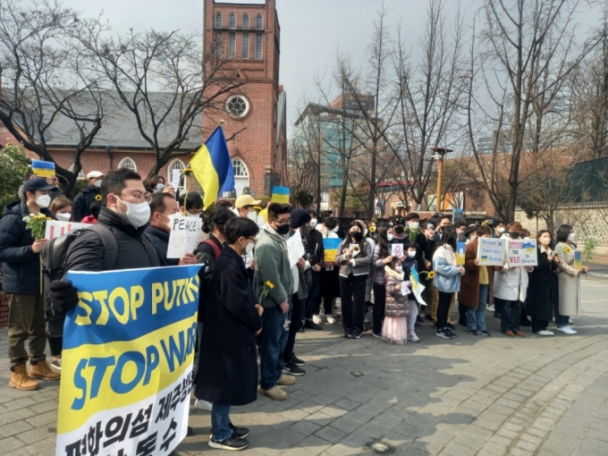 1일 오후 2시쯤 한국인과 재한 우크라이나인 50여명은 서울 중구 러시아 대사관 근처에 모여 러시아의 우크라이나 침공을 규탄했다. /사진=김성진 기자