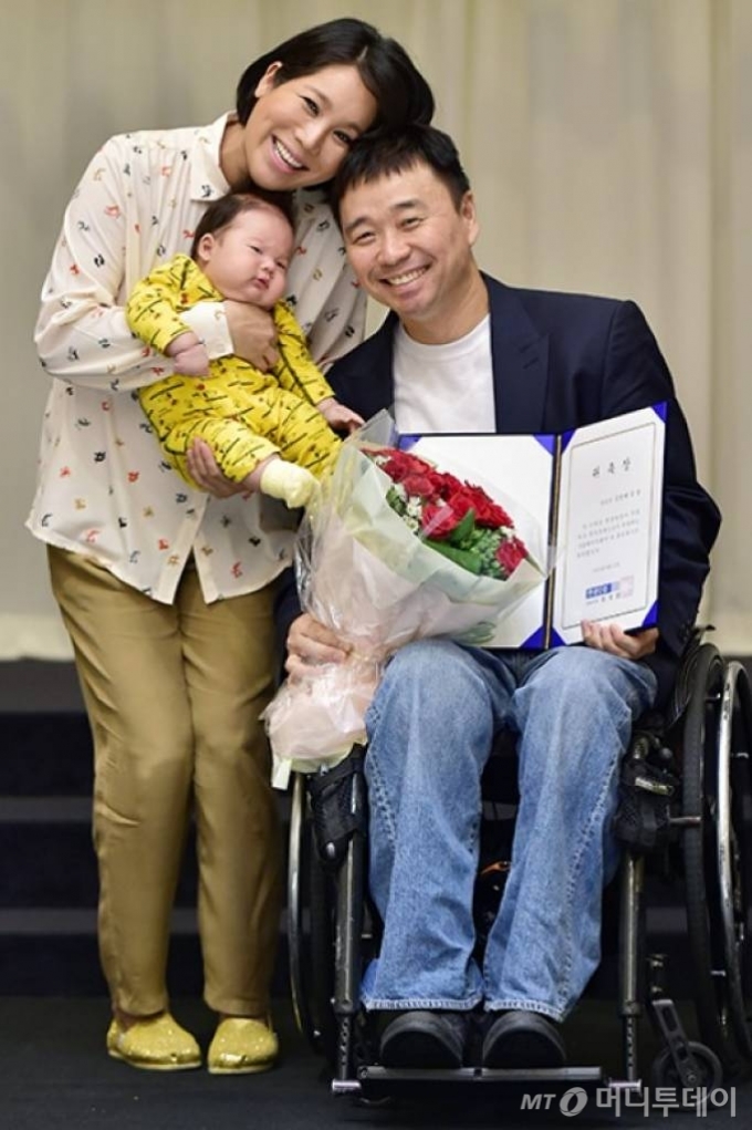 강원래, 김송 부부와 아들 강선 군.