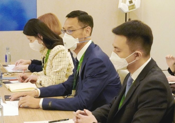 제이 첸 화웨이 아태지역 부사장(가운데)과 손루원 한국화웨이 최고경영자(오른쪽)가 지난 28(현지시간)일 기자간담회를 진행하고 있다. 