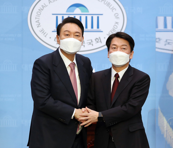 윤석열 국민의힘 대선 후보와 안철수 국민의당 대선 후보가 3일 오전 서울 여의도 국회 소통관에서 단일화 기자회견을 마친 뒤 악수하고 있다. 2022.3.3./사진=뉴스1