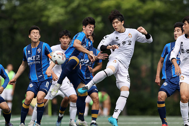 지난 2021 K리그 주니어에서 치열한 볼경합 중인 울산 U-18팀 현대고와 경남 U-18팀 진주고 선수들. /사진=한국프로축구연맹