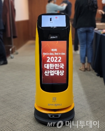 4일 서울 중구 프레스센터에서 열린 머니투데이 주최의 '제8회 2022 대한민국 산업대상' 시상식에서 자율주행 서빙로봇 '케티봇'이 행사장 내 방역을 돕고 있다/사진=김태윤 기자