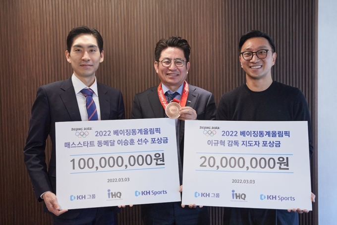 (왼쪽부터) 이승훈 선수, IHQ 박종진 총괄사장, 이규혁 감독 /사진제공=IHQ