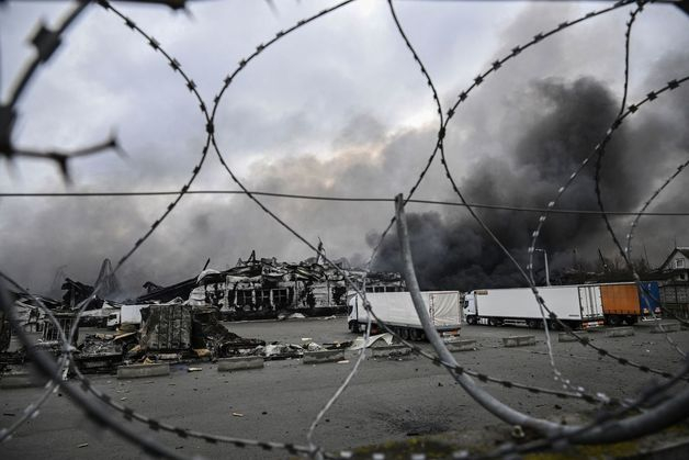 (스토얀카 AFP=뉴스1) 우동명 기자 = 4일 (현지시간) 러시아 군의 포격으로 우크라이나 수도 키이우 인근 스토얀카의 창고에서 검은 연기가 솟아오르고 있다. (C) AFP=뉴스1