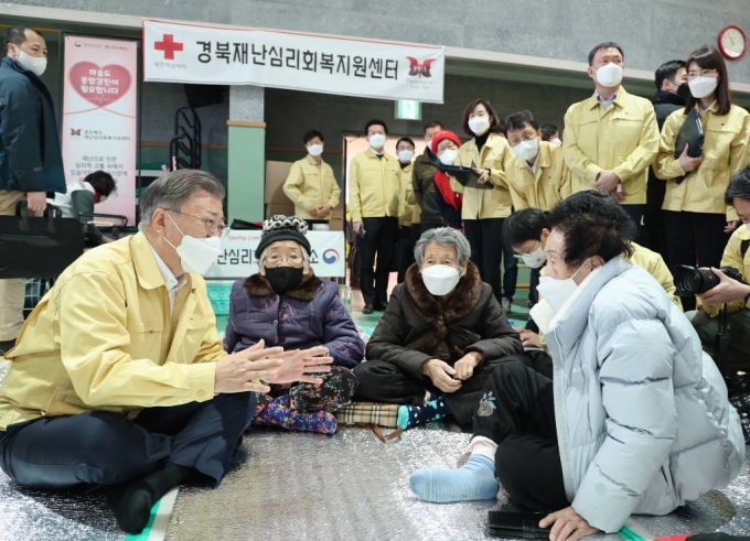 [울진=뉴시스] 김진아 기자 = 강원ㆍ경북 산불현장 방문에 나선 문재인 대통령이 6일 경북 울진군 울진국민체육센터에 마련된 대피소를 방문, 이재민을 위로하고 있다. 2022.03.06.