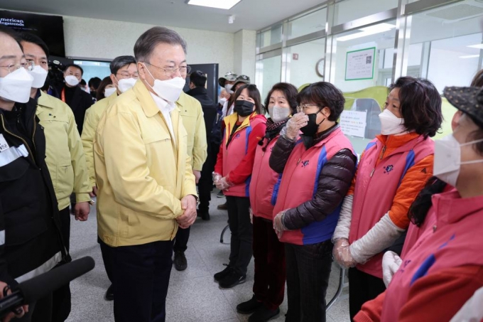 [울진=뉴시스] 김진아 기자 = 강원ㆍ경북 산불현장 방문에 나선 문재인 대통령이 6일 경북 울진군 울진국민체육센터에 마련된 대피소를 방문, 자원봉사자들을 격려하고 있다. 2022.03.06.