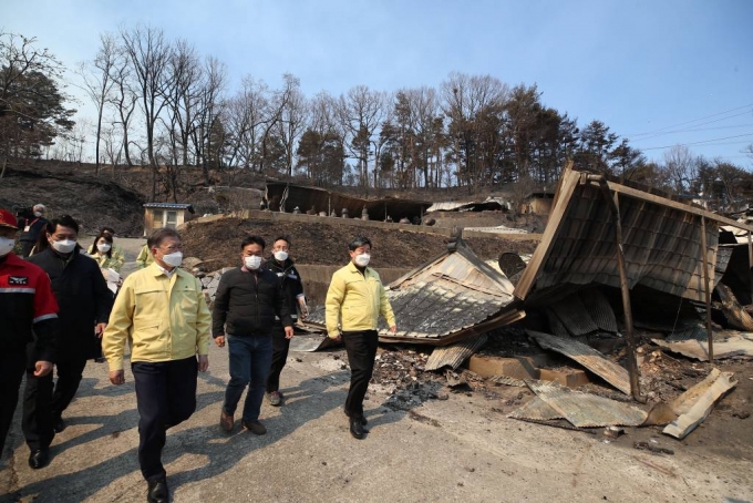 [울진=뉴시스] 김진아 기자 = 강원ㆍ경북 산불현장 방문에 나선 문재인 대통령이 6일 경북 울진군 신화2리 화재현장을 방문하고 있다. 2022.03.06.