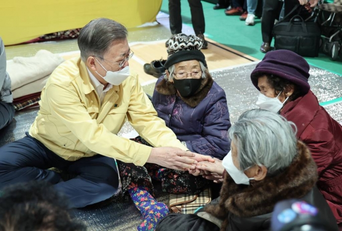 [울진=뉴시스] 김진아 기자 = 강원ㆍ경북 산불현장 방문에 나선 문재인 대통령이 6일 경북 울진군 울진국민체육센터에 마련된 대피소를 방문, 이재민을 위로하고 있다. 2022.03.06.