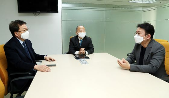 (왼쪽부터)강삼권 벤처기업협회장, 곽노성 연세대학교 글로벌인재대학 객원교수, 최성진 코라아스타트업포럼 대표/사진=김휘선 기자 