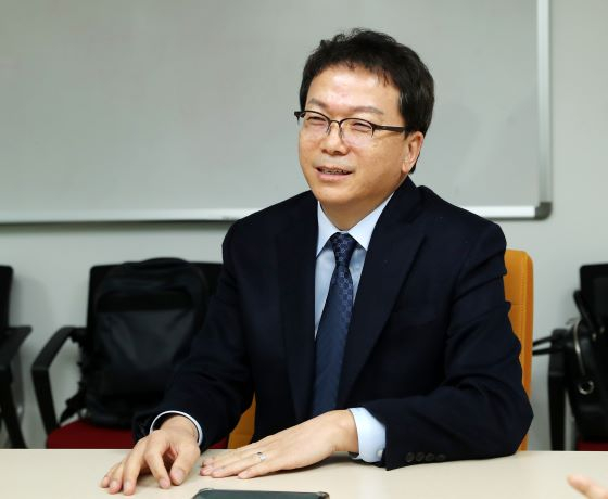 강삼권 벤처기업협회장, 방역 수칙에 맞춰 개별 인물사진을 촬영했다/사진=김휘선 기자