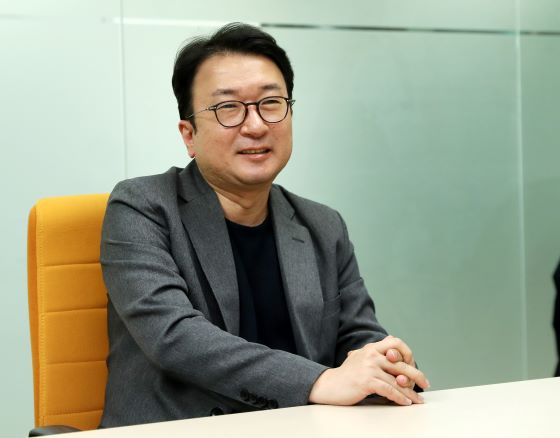 최성진 코리아스타트업포럼 대표, 방역 수칙에 맞춰 개별 인물사진을 촬영했다/사진=김휘선 기자