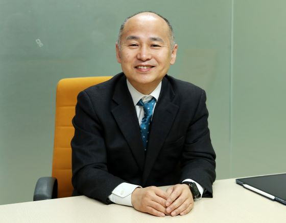 곽노성 연세대학교 글로벌인재대학 객원교수, 방역 수칙에 맞춰 개별 인물사진을 촬영했다/사진=김휘선 기자