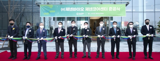 (왼쪽부터) 진현탁 프로젠 대표이사, 천병년 우정바이오 대표이사, 김광원 가천대 길병원 내분비대사내과 교수, 성영철 제넥신 회장, 박금렬 보건복지부 첨단의료지원관 국장, 김성주 제넨바이오 대표이사, 최원용 평택시 부시장, 홍선의 평택시의회 의장, 김춘학 제넨바이오 사외이사, 민영학 CJ대한통운 건설부문 대표이사