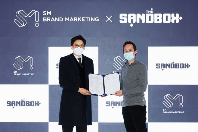 이성수(왼쪽부터) SM브랜드마케팅 대표, 세바스티앙 보르제 더 샌드박스 공동창업자