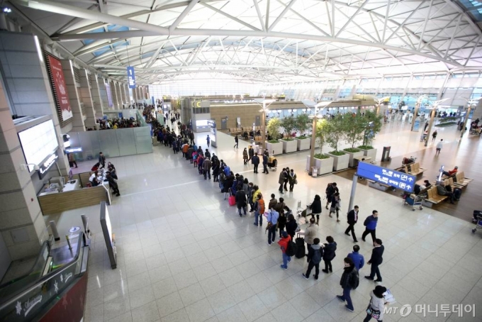 코로나19 이전 인천국제공항 출국장 풍경 /사진=임성균 기자 tjdrbs23@