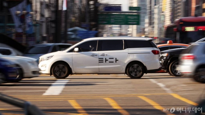 박홍근 더불어민주당 의원의 여객자동차운수사업법 개정안(일명 타다금지법)에 따라 사실상 입법부의 '사형선고'를 받게 된 타다 차량. /사진=김휘선 기자 hwijpg@