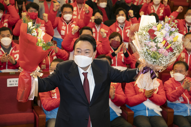 윤석열 제20대 대한민국 대통령 당선인이 10일 새벽 서울 여의도 국회 도서관에 마련된 개표상황실에서 꽃다발을 들고 있다. 2022.3.10./사진=뉴스1