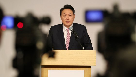 윤석열 대통령 당선인이 10일 오전 서울 여의도 국회 도서관에서 당선 인사 기자회견을 하고 있다. 2022.3.10/뉴스1