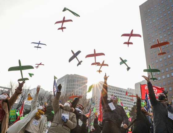 지난달 9일 서울 종로구 보신각 앞에서 열린 여행인 총궐기대회에서 한국여행업협회 등 참석자들이 비행기 모형을 날리는 퍼포먼스를 하고 있다. /사진제공=뉴스1