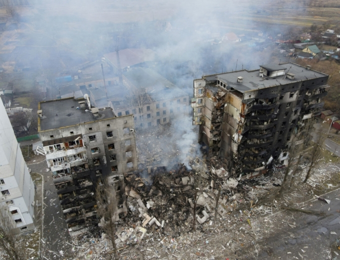 우크라이나 수도 키이우(키예프)의 한 주거시설이 러시아군의 포격을 받아 붕괴되고 불탔다. /사진=로이터