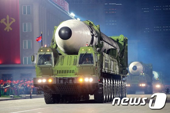 (평양 노동신문=뉴스1) = 북한의 신형 대륙간탄도미사일(ICBM) '화성-17형'. [국내에서만 사용가능. 재배포 금지. DB 금지. For Use Only in the Republic of Korea. Redistribution Prohibited] rodongphoto@news1.kr