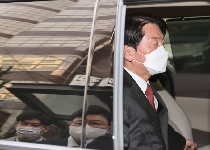 안철수 국민의당 대표가 11일 오후 서울 여의도 국민의힘 당사에 마련된 윤석열 대통령 당선인 사무실에서 윤 당선인과의 '도시락 오찬'을 마치고 권성동 의원의 배웅을 받으며 나서고 있다. (공동 취재 사진) 2022.03.11./사진=뉴시스