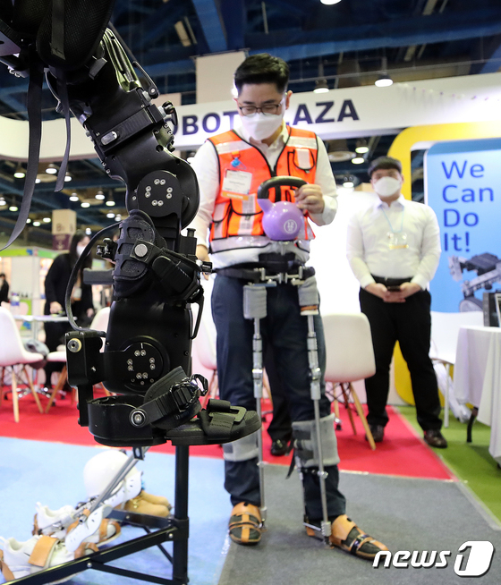 지난해 12월 1일 ‘2021 대한민국 지식재산대전’에서 참가업체 관계자가 보행보조 로봇을 설명하고 있다. / 사진 = 뉴스1