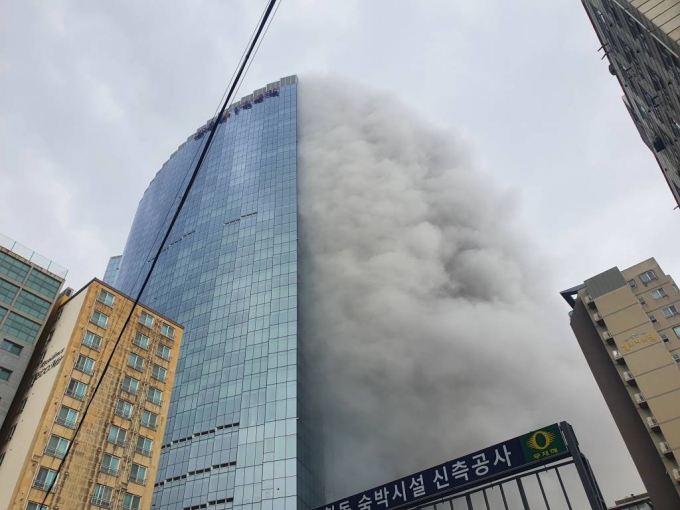 지난 14일 오후 제주시 노형동 제주 드림타워 복합리조트 옥상에서 검은 연기가 피어오르고 있다. 소방당국에 따르면 옥상 내 시설물에서 화재가 발생한 것으로 추정되고 있다. /사진=뉴시스