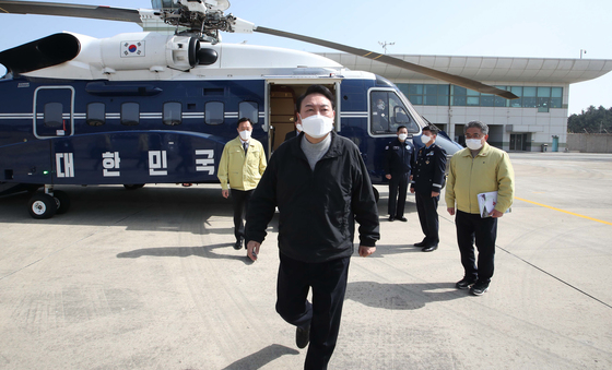 (서울=뉴스1)(울진=뉴스1) 국회사진취재단 = 윤석열 대통령 당선인이 15일 경북 울진군 울진비행장에 도착해 헬기에서 내리고 있다. 윤 당선인은 이날 울진, 동해 등 산불피해지역을 방문했다. 2022.3.15/뉴스1  