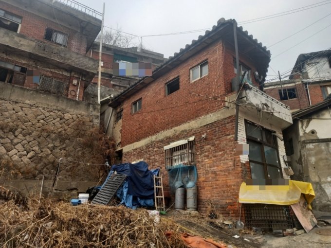 지난 4일 오전 11시쯤 서울 서대문구 현저동의 한 다세대주택 모습. 지난달 23일 건물 2층에서 52세 남성이 숨진 지 2주만에 발견됐다./사진=김성진 기자