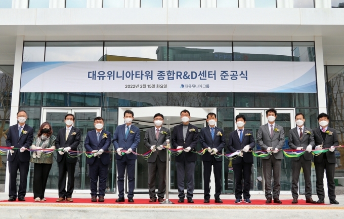 대유위니아그룹, '대유위니아타워 종합R&D센터' 준공식 커팅행사. 사진 왼쪽 여섯번째부터 박성관 위니아기술연구원장, 윤영찬 더불어민주당 성남시 중원구 국회의원/사진제공=대유위니아그룹