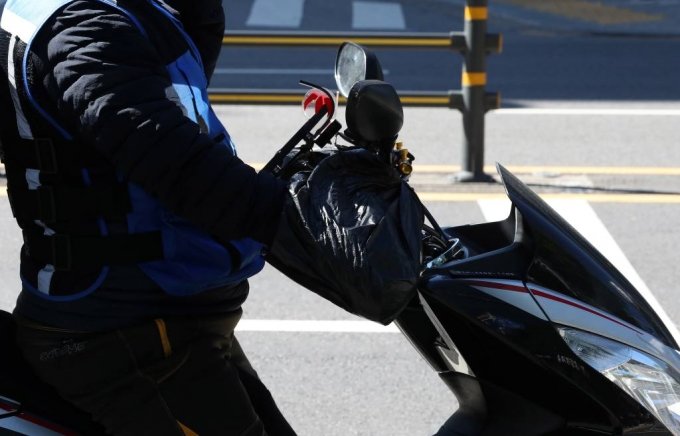 서울 마포구 망원로 일대에서 오토바이 배달원들이 방한용품을 착용하고 근무하고 있다. / 사진=뉴시스
