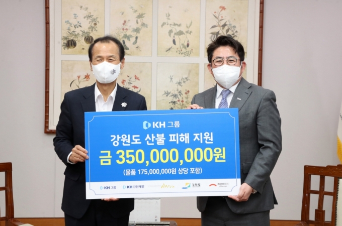 17일 강원도청에서 최문순 강원도지사(왼쪽)와 박종진 KH그룹 IHQ 총괄사장이 기념촬영을 진행하고 있다.