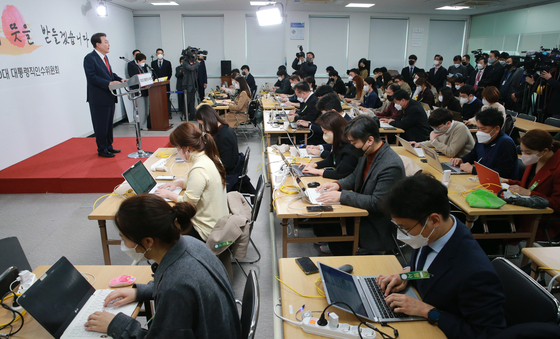 윤석열 대통령 당선인이 20일 서울 종로구 삼청동 한국금융연수원 별관에 마련된 대통령직인수위원회 회견장에서 청와대 대통령 집무실의 용산 국방부 청사 이전 관련 기자회견을 하고 있다. /사진=뉴스1