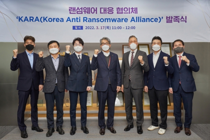 (왼쪽부터) 트렌드마이크로 김진광 지사장, 지니언스 이동석 부사장, 맨디언트 문형록 지사장, SK쉴더스 인포섹 김병무 본부장, 베리타스 임성훈 전무, 캐롯손해보험 박용준 본부장, 법무법인 화우 이명수 대표변호사. /사진제공=SK쉴더스