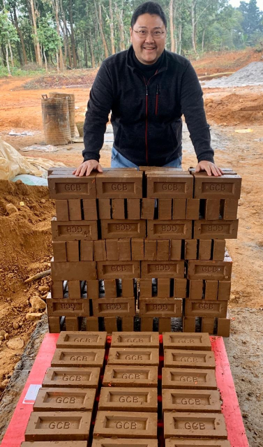 네팔에서 벽돌 제조공정 현지화 작업 중인 이윤석 이노CSR대표 /사진=이노CSR제공