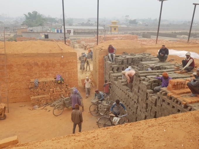네팔 현지의 기존방식 벽돌공장. 석탄매연과 분진 등으로 시야가 뿌옇다. /사진=이윤석 이노CSR 대표