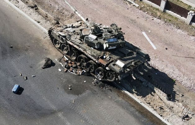 20일(현지시간) 우크라이나 수도 키이우 전선에서 파괴된 러시아군의 탱크. / AFP=뉴스1  