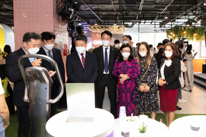 현지시간 3월 22일 오후 베트남 호치민 비텍스코 타워 2층에서 열린 브랜드K 해외 첫 체험 매장을 둘러보고 있는 김학도 중진공 이사장./사진=중진공 제공 