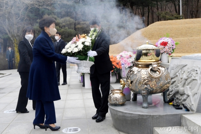 [사진]박근혜 전 대통령 부친 묘역 참배