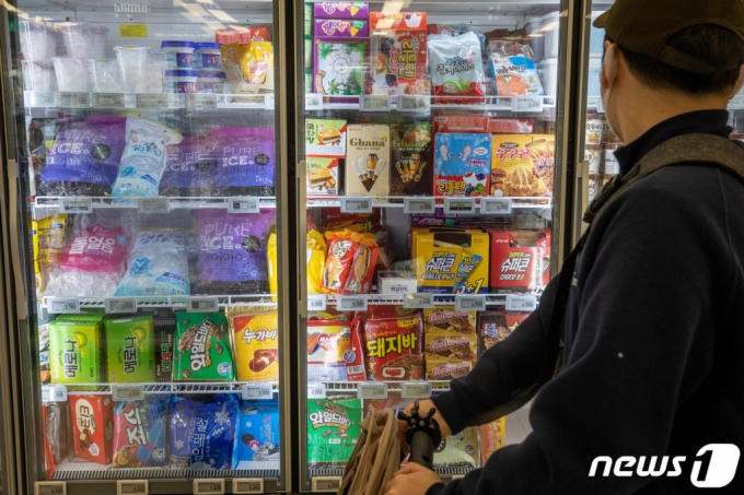 (서울=뉴스1) 유승관 기자 = 1일 서울시내 한 대형마트 냉동고에 아이스크림이 진열돼 있다.  2021.3.1/뉴스1  
