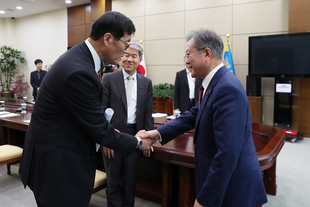 (서울=뉴스1) = 문재인 대통령은 23일 한국은행 총재 후보로 이창용 국제통화기금(IMF) 아시아·태평양 담당 국장을 지명했다.   사진은 2019년 1월 28일 오후 청와대에서 문재인 대통령이 이창용 국제통화기금(IMF) 아시아ㆍ태평양 담당 국장과 면담에 앞서 악수하고 있는 모습.(청와대 제공) 2019.1.28/뉴스1  