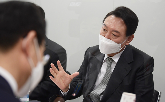 (서울=뉴스1) 오대일 기자 = 윤석열 대통령 당선인이 25일 오후 서울 종로구 통의동 대통령직인수위원회에서 열린 경제2분과 국토교통부 업무보고 현장을 찾아 인사말을 하고 있다. 2022.3.25/뉴스1  