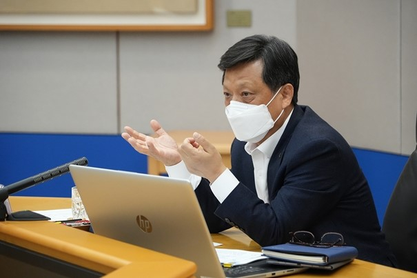 김학동 포스코 대표이사 부회장이 탄소중립위원회 첫 회의에서 신속한 계획 이행을 당부하고 있다./사진=포스코