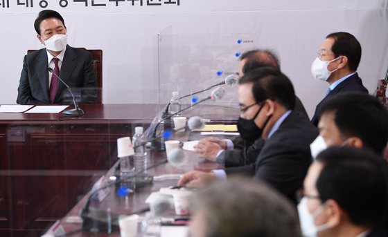 (서울=뉴스1) 인수위사진기자단 = 윤석열 대통령 당선인이 29일 서울 종로구 통의동 인수위원회에서 열린 간사단 회의에서 김병준 지역균형발전특별위원장의 발언을 듣고 있다. 2022.3.29/뉴스1