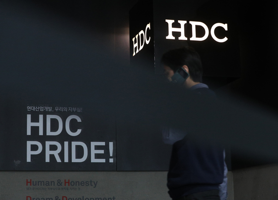 (서울=뉴스1) 신웅수 기자 = HDC현대산업개발이 '광주 학동 철거건물 붕괴사고' 부실시공 혐의로 서울시로부터 영업정지 8개월 처분을 받았다. 서울시는 국토교통부의 행정처분 요청에 따라 HDC현산에 의견 제출과 청문 등을 거쳐 8개월 영업정지 행정처분을 결정했다고 30일 밝혔다.사진은 30일 오후 서울 용산구 HDC현대산업개발 본사의 모습. 2022.3.30/뉴스1