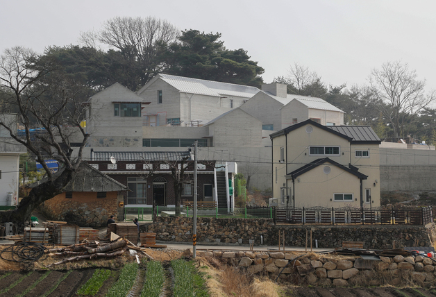 25일 오전 경남 양산 하북면에 위치한 문재인 대통령 내외가 5월 퇴임 이후 지낼 사저 가림막이 치워져 있다. /사진=뉴스1  