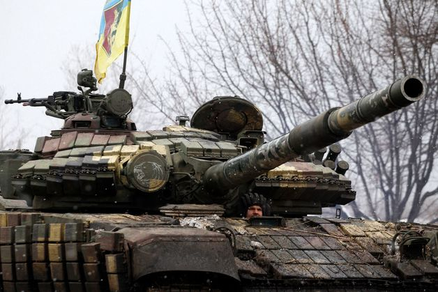 8일(현지시간) 러시아 군과 전투를 위해 루간스크 지역에서 우크라이나 군 탱크가 진격을 하고 있다.  (C) AFP=뉴스1  