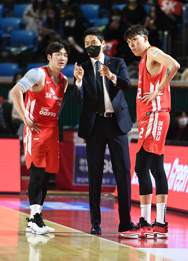 전희철(가운데) 서울 SK 감독. /사진=KBL