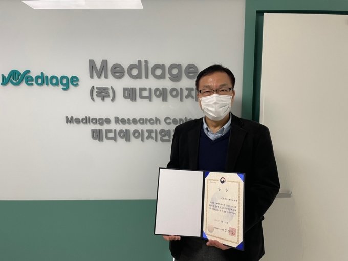 메디컬아시아2022에서 식품의약품안전처장상을 수상한 김강형 메디에이지 대표